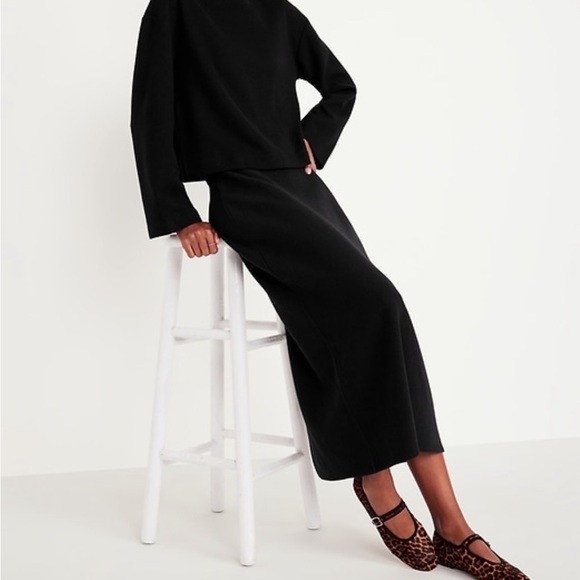 Old Navy Black Midi Pencil Skirt with Slit - Picture 6 of 7